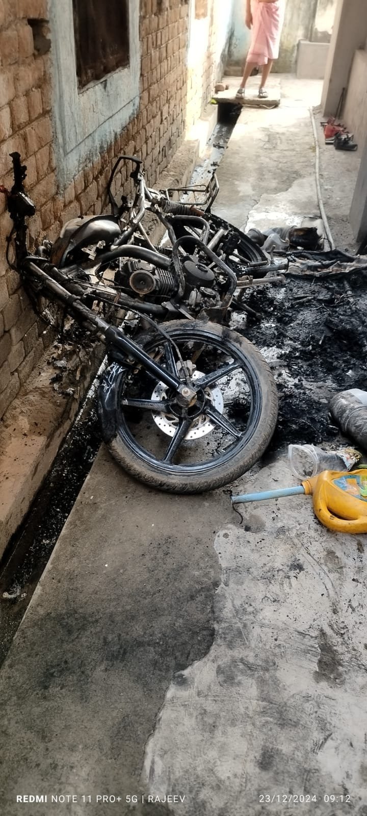 गुमला जिले में अपराधियों का हौसला बुलंद अधिवक्ता के घर में रखे बाइक पर लगाई आग। 4 Unknown criminals set fire to the bike kept in the street of the advocate's house in Badaik Mohalla.