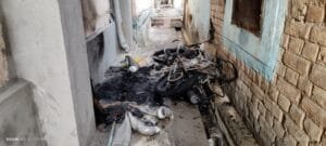 गुमला जिले में अपराधियों का हौसला बुलंद अधिवक्ता के घर में रखे बाइक पर लगाई आग। 5 Unknown criminals set fire to the bike kept in the street of the advocate's house in Badaik Mohalla.