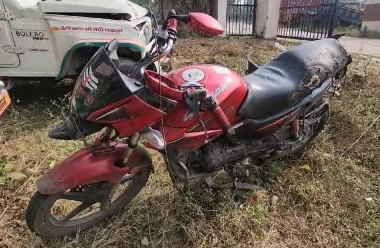 ट्रक ने मारी रेलकर्मी को टककर, हालत गंभीर।