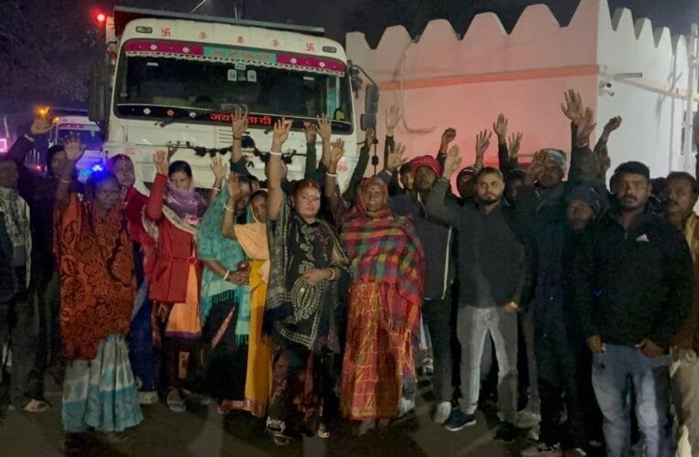 नियोजन की मांग करते प्रदर्शनकारियों पर गोली-बम से हमला।