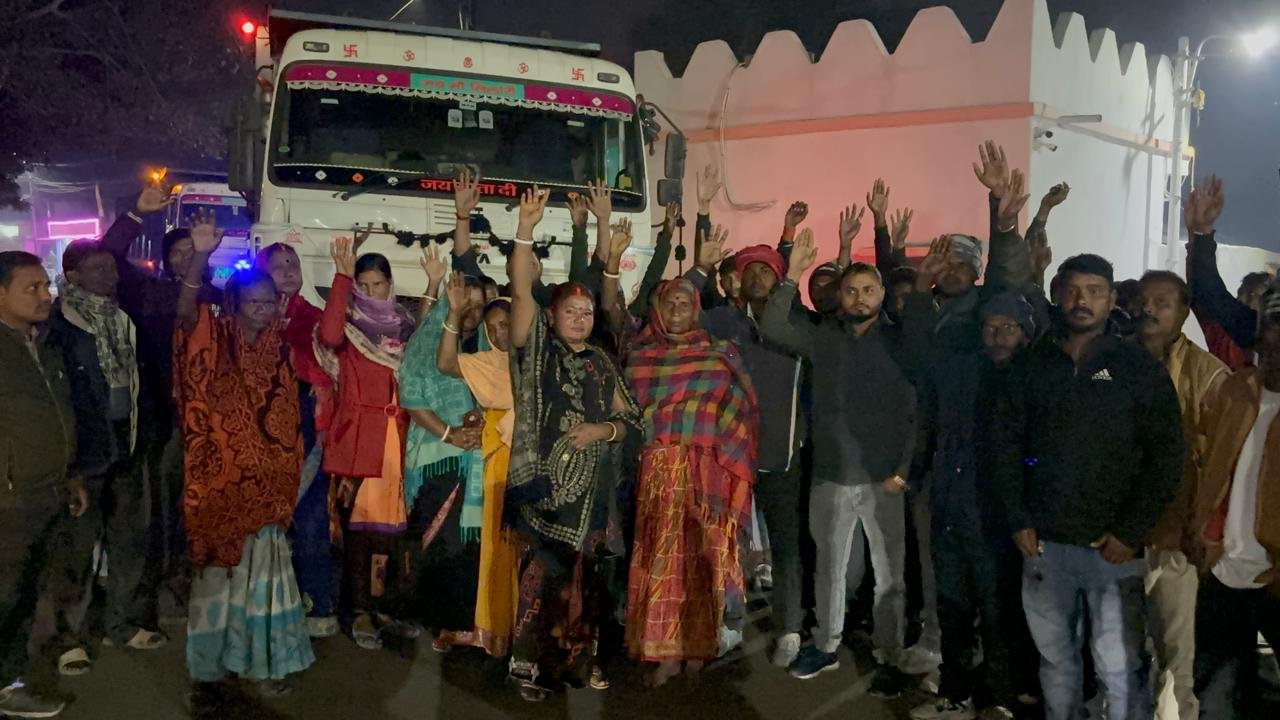 Protesters demanding employment were attacked with bullets and bombs, the incident is from Loyabad police station area, police reached the spot and started investigation.