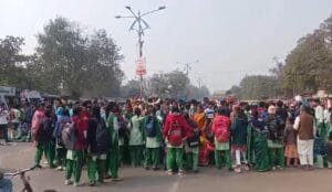 There was anger among the students due to non-registration of 10th class students in the school, the students who were denied registration blocked the road.