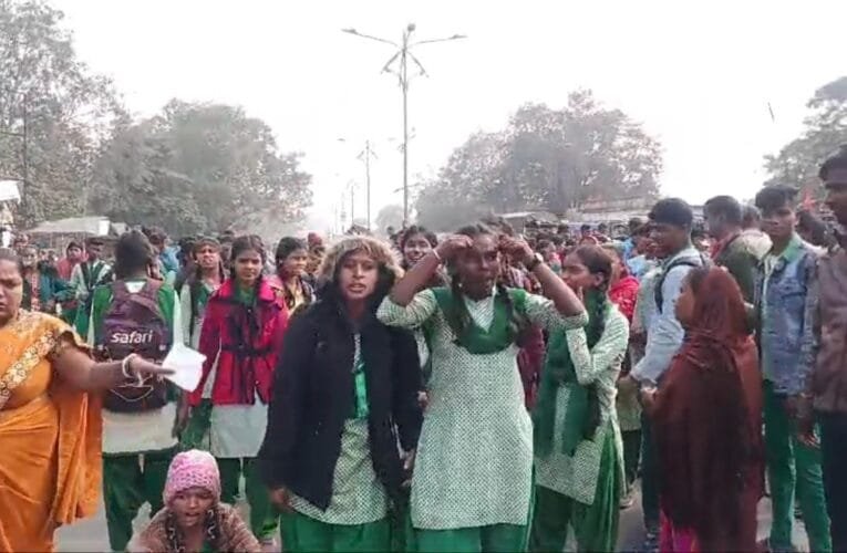 स्कुल मे दसवीं कक्षा के छात्रों का रजिस्ट्रेशन नहीं होने से विद्यार्थियों में आक्रोश।