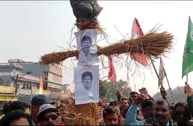 धनबाद लोकसभा सांसद ढुल्लू महतो का फूंका गया पुतला।