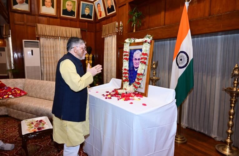 भारतीय जनता पार्टी के पूर्व प्रधानमंत्री अटल बिहारी वाजपेई के जयंती पर राज्यपाल संतोष कुमार गंगवार ने दी श्रद्धांजलि।