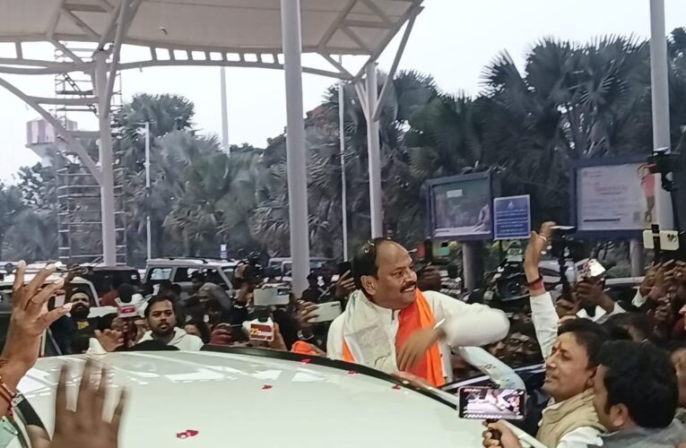 उड़ीसा के पूर्व राज्यपाल एवं झारखंड के पूर्व मुख्यमंत्री रघुवर दास पहुंचे राजधानी रांची।