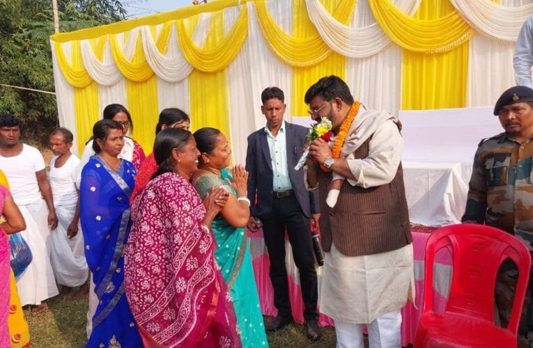 झारखंड सरकार के मंत्री हफीजुल हसन ने संथाल हुल की नायिका फूलो-झानो की प्रतिमा का अनावरण किया।