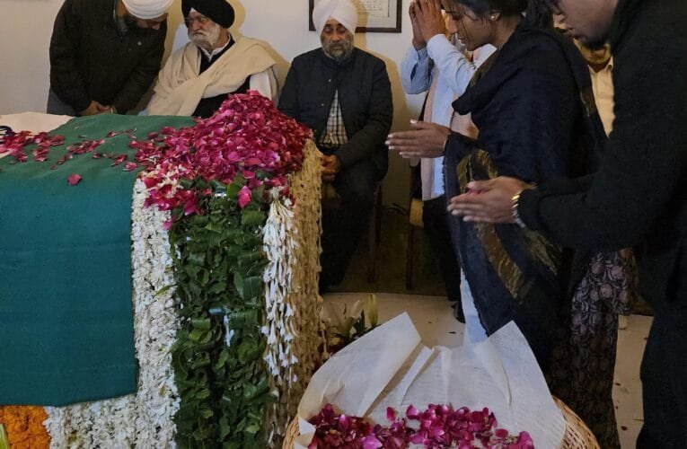 पूर्व प्रधानमंत्री मनमोहन सिंह को दिल्ली पहुंचकर कांग्रेस पूर्व विधायक अंबा प्रसाद ने दी श्रद्धांजलि।