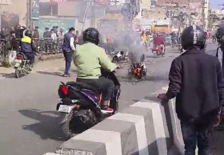 हरमू बायपास रोड गौशाला कटिंग के पास अचानक स्कूटी में लगी आग।