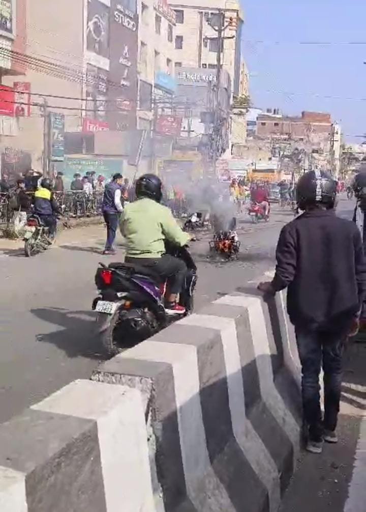 हरमू बायपास रोड गौशाला कटिंग के पास अचानक स्कूटी में लगी आग। 5 A scooter suddenly caught fire near Gaushala Cutting on Harmu Bypass Road.