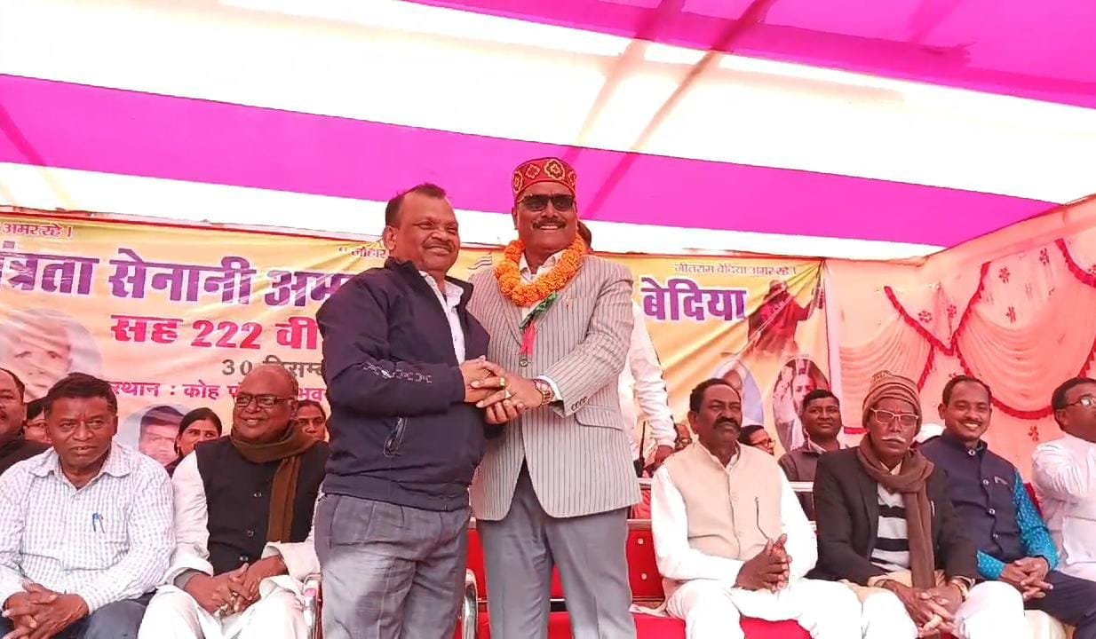 झारखंड सरकार के मंत्री योगेंद्र प्रसाद ने स्वतंत्रता सेनानी जीतराम बेदिया की जयंती पर अर्पित की श्रद्धांजलि, कहा- 'झारखंड की माटी वीरों की माटी है' 1 Jharkhand government minister Yogendra Prasad paid tribute to freedom fighter Jitram Bedia on his birth anniversary, said- 'The soil of Jharkhand is the soil of heroes'