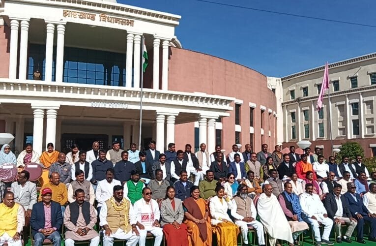 छठी झारखंड विधानसभा के सभी निर्वाचित 81 विधायको का विधानसभा परिसर में हुआ ग्रुप फोटो।