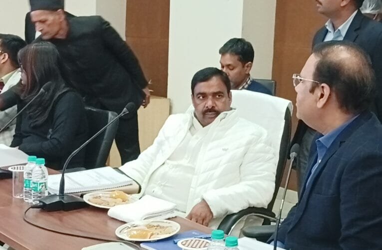 उद्योग मंत्री संजय प्रसाद यादव समीक्षा बैठक शुरू, झारखंड मंत्रालय में हो रही समीक्षा बैठक।