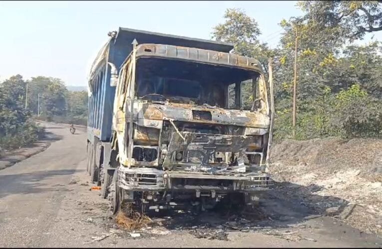 पिपरवार में अज्ञात बंदूकधारियों ने हाईवा में लगायी आग।