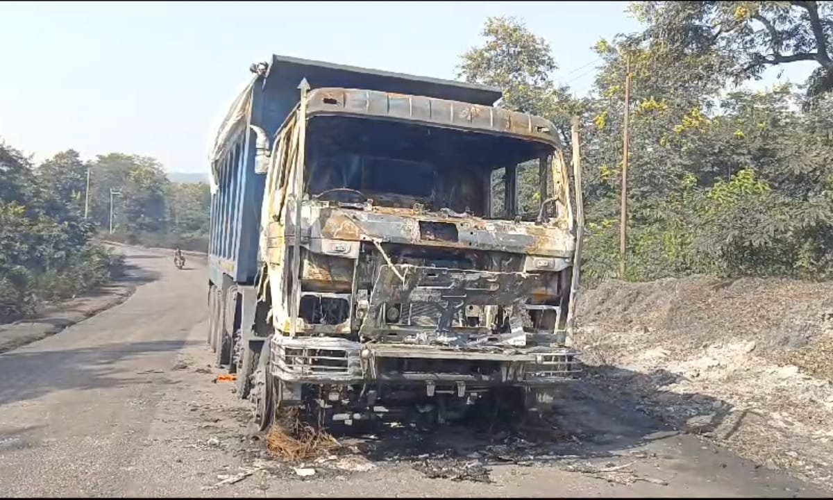 पिपरवार में अज्ञात बंदूकधारियों ने हाईवा में लगायी आग। 1 Screenshot 2024 12 04 13 21 10