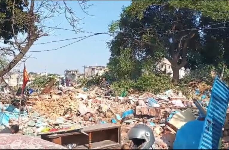 रांची में जारी है अतिक्रमण हटाओ अभियान:रेलवे की जमीन पर कई घर टूटे, बेघरों ने कहा – ठंड में कहा जाएं।