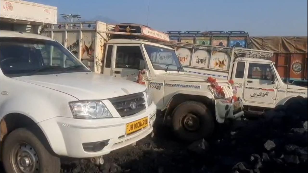 Dumri police took major action against illegal coal business