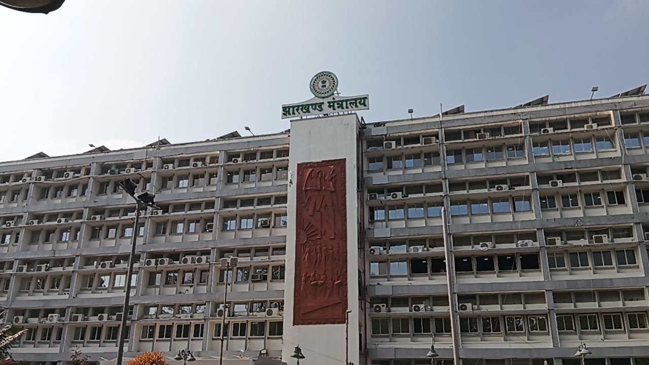 झारखंड मंत्रालय में आज कैबिनेट की अहम बैठक, कई अहम प्रस्तावों पर लगा सकती है मोहर। 4 Ranchi DC released WhatsApp number, common people's problems will be solved through 'Abua Sathi'.