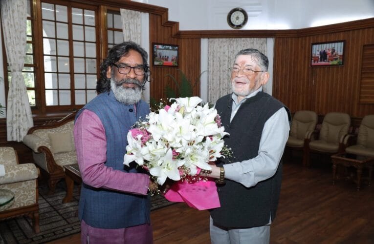झारखंड मुख्यमंत्री हेमंत सोरेन ने झारखंड राज्यपाल को नववर्ष की दी बधाई।
