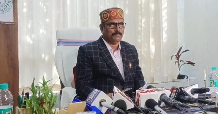 उत्पाद एवं मद्द निषेध मंत्री योगेंद्र प्रसाद ने आज उत्पाद भवन में की समीक्षा। 6 Excise and Prohibition Minister Yogendra Prasad reviewed the situation at the Excise Bhawan today.