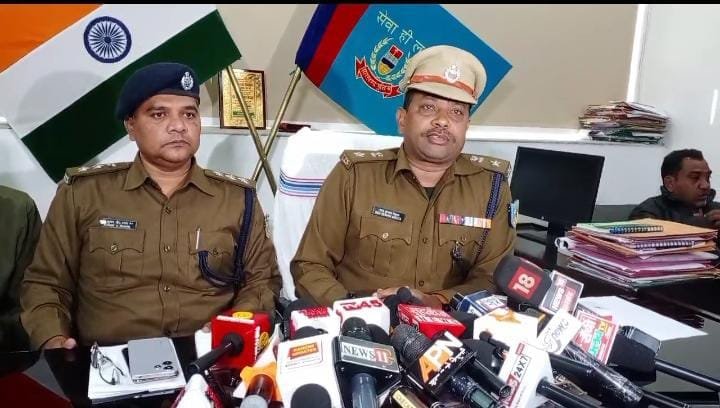 रांची पुलिस को मिली बड़ी सफलता! भीड़भाड़ वाले स्थान पर चोरी करने वाले गिरोह का हुआ भंडाफोड। 4 Ranchi police got a big success! A gang involved in stealing in a crowded place was busted.