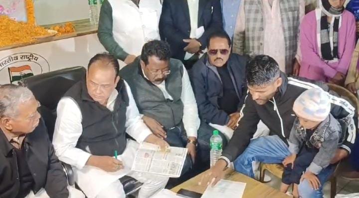 कांग्रेस प्रदेश कार्यालय में स्वास्थ्य मंत्री ने लगाया जनता दरबार, लोगों की समस्या से हुए रूबरू 6 IMG 20250107 WA0012