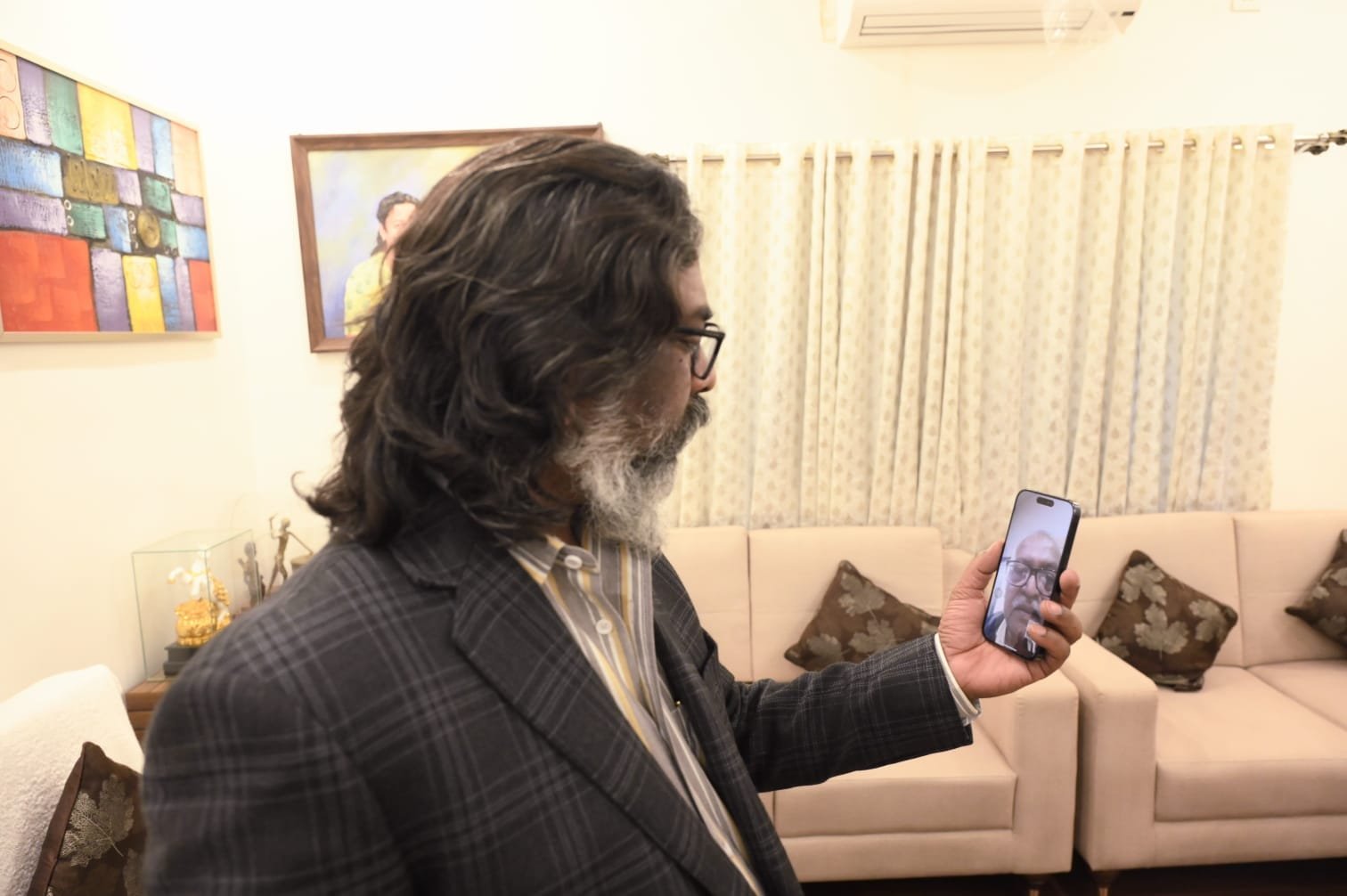 Chief Minister Hemant Soren spoke to the father of the sub-divisional police officer injured in the violent clash through video call, watch the report...
