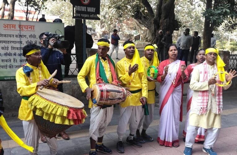 उपायुक्त रांची ने सड़क सुरक्षा जागरूकता रथ को किया रवाना।