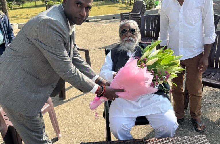 उपायुक्त रांची मंजूनाथ भजंत्री ने  “दिसोम गुरु” शिबू सोरेन जी को दी जन्मदिन की शुभकामनाएं।