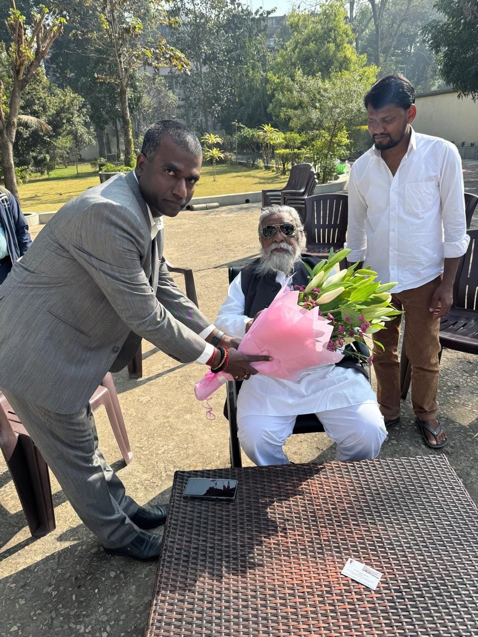 Deputy Commissioner Ranchi Manjunath Bhajantri wished "Disom Guru" Shibu Soren ji on his birthday.