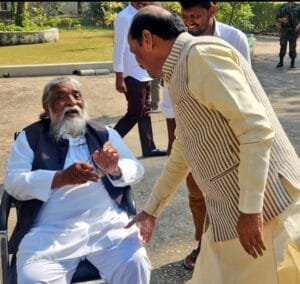 Former Governor of Orissa and former Chief Minister of Jharkhand and senior BJP leader Raghuvar Das congratulated Dishom Guru Shibu Soren on his birthday.