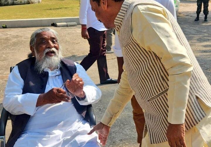 उड़ीसा के पूर्व राज्यपाल और झारखंड के पूर्व मुख्यमंत्री एवं भाजपा के वरिष्ठ नेता रघुवर दास ने दिशोंम गुरु शिबू सोरेन को दी जन्मदिन की बधाई।