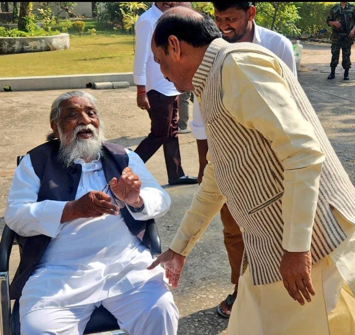 Former Governor of Orissa and former Chief Minister of Jharkhand and senior BJP leader Raghuvar Das congratulated Dishom Guru Shibu Soren on his birthday.