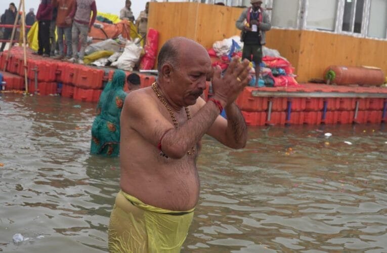 झारखंड विधानसभा अध्यक्ष रवींद्रनाथ महतो ने महाकुंभ में लगाई डुबकी।