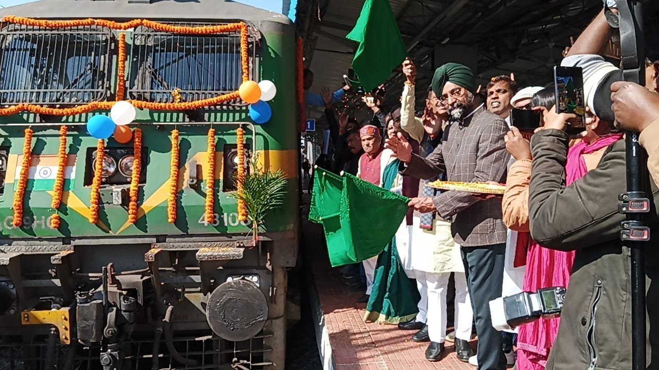 रांची से प्रयागराज महा-कुंभ के लिए स्पेशल ट्रेन आज हुई रवाना IMG-20250119-WA0054