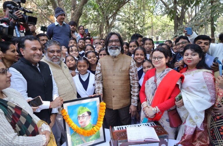 नेताजी सुभाष चंद्र बोस की जयंती पर मुख्यमंत्री हेमंत सोरेन उनकी प्रतिमा पर किया माल्यार्पण।