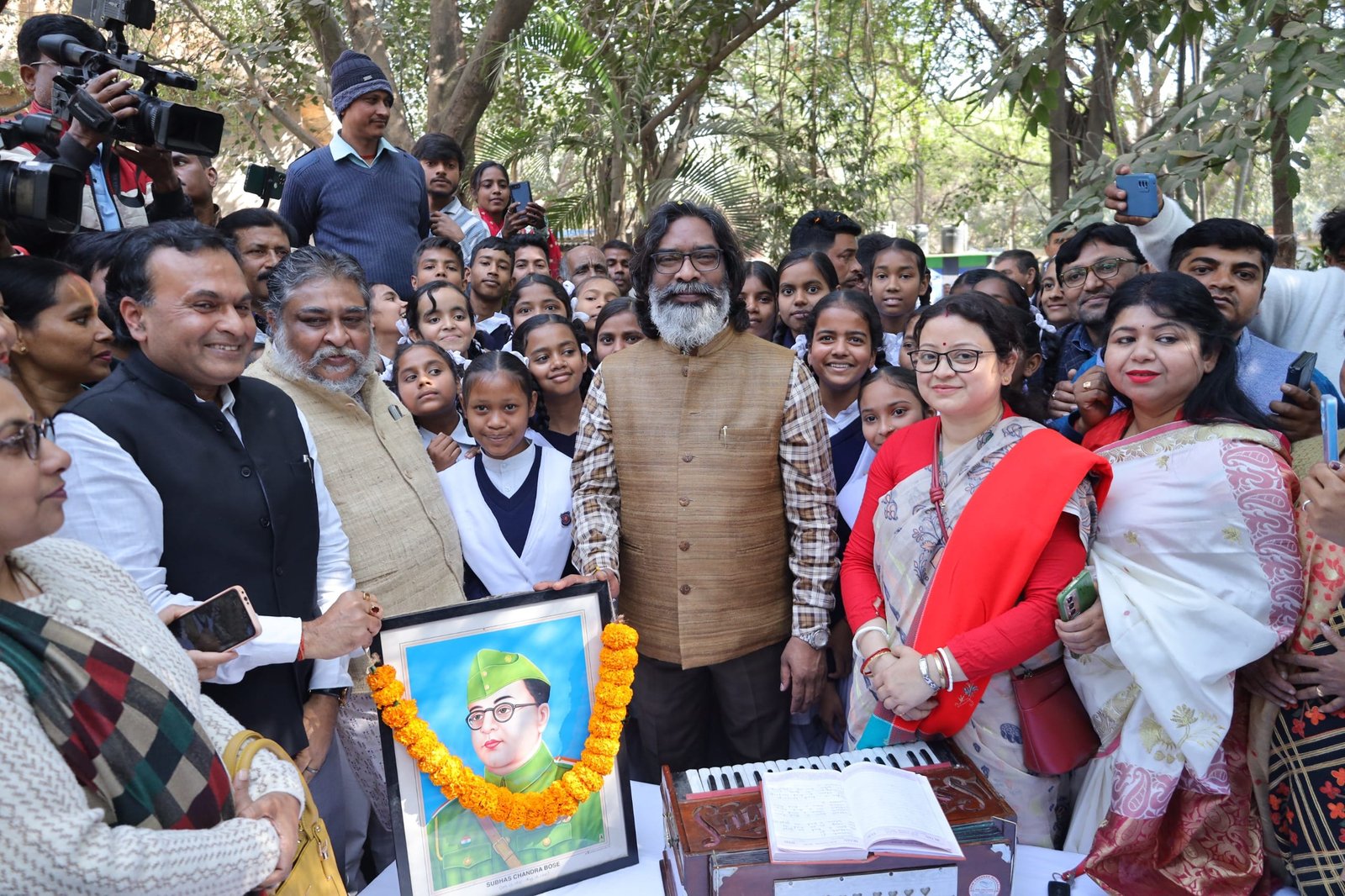 नेताजी सुभाष चंद्र बोस की जयंती पर मुख्यमंत्री हेमंत सोरेन उनकी प्रतिमा पर किया माल्यार्पण। 6 IMG 20250123 WA0020