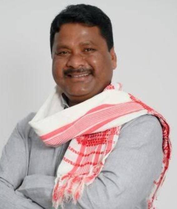 MLA Rajesh Kachhap distributed bicycles among the students