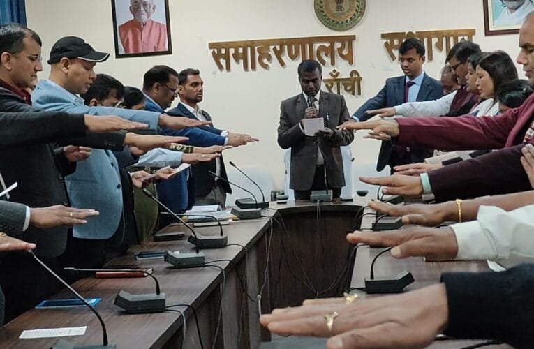 राष्ट्रीय मतदान दिवस-2025 का हुआ आयोजन, उपायुक्त रांची, मंजूनाथ भजन्त्री द्वारा राष्ट्रीय मतदान दिवस-2025 के अवसर पर जिला के सभी वरीय पदाधिकारियों और कर्मचारियों के साथ मतदाता प्रतिज्ञा लिया।