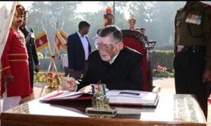 झारखंड युद्ध स्मारक पर झारखंड राज्यपाल संतोष कुमार गंगवार ने माल्यार्पण कर उन वीर शहीदों को दी श्रद्धांजलि। 12 Jharkhand Governor Santosh Kumar Gangwar paid tribute to those brave martyrs by offering flowers at the Jharkhand War Memorial.