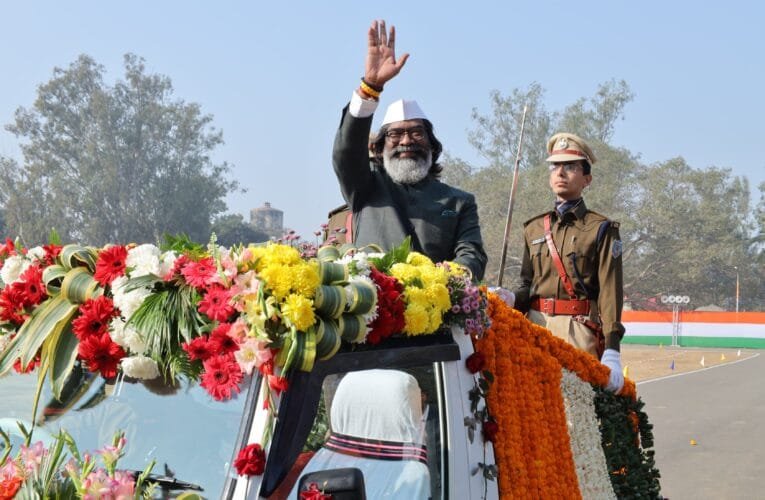 झारखण्ड की उप राजधानी दुमका में CM हेमंत सोरेन ने फहराया राष्ट्रीय ध्वज।