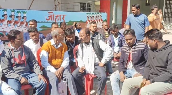 Meeting of tribal organizations at the central Sarna site in Ranchi, questions raised on the working style of L&T Construction regarding the construction of the flyover in Siram Toli.