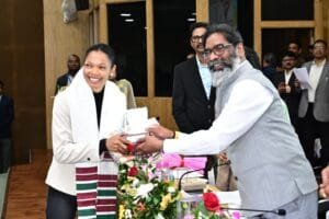 झारखंड के खिलाड़ी बेटियां को झारखंड सीएम हेमंत सोरेन ने दिया उपहार, जानिए क्या कुछ है उपहार में देखिए पूरी रिपोर्ट। 12 Jharkhand CM Hemant Soren gave gifts to the player daughters of Jharkhand, know what is there in the gift, see the full report.