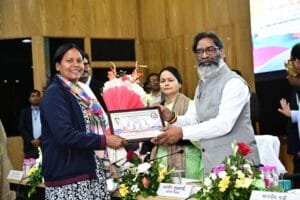 झारखंड के खिलाड़ी बेटियां को झारखंड सीएम हेमंत सोरेन ने दिया उपहार, जानिए क्या कुछ है उपहार में देखिए पूरी रिपोर्ट। 13 IMG 20250129 WA0037