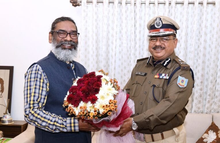 झारखंड सीएम हेमंत सोरेन से आईपीएस अधिकारी आर.के मलिक ने की शिष्टाचार मुलाकात।