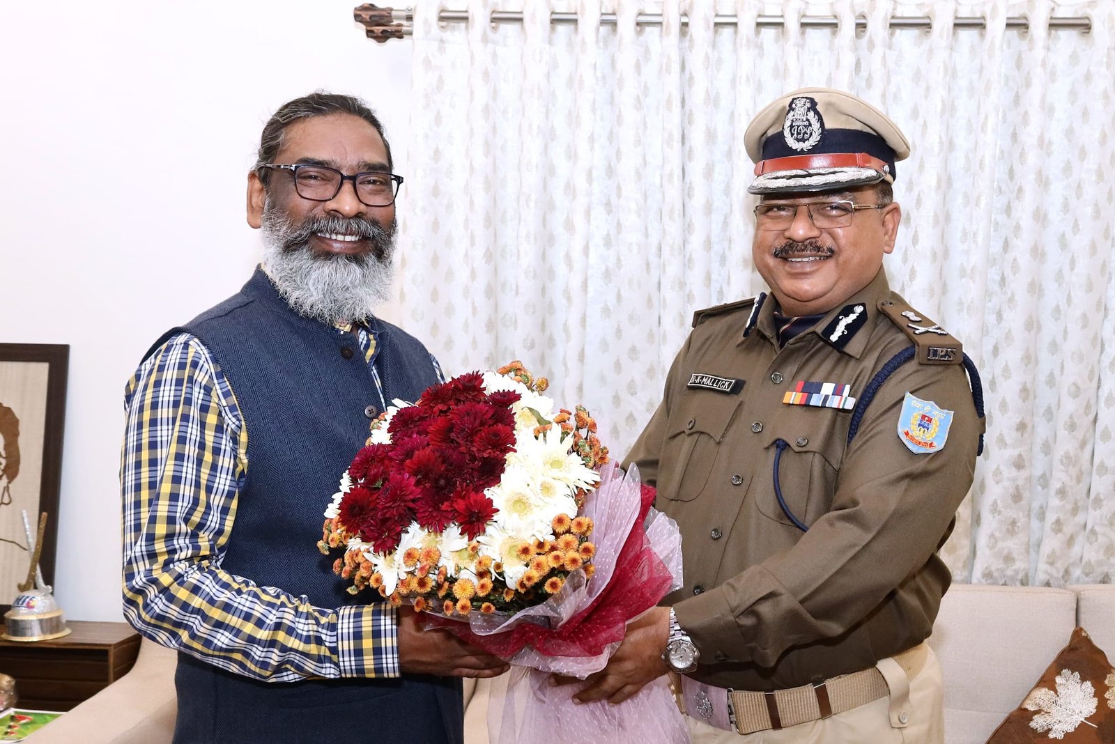 झारखंड सीएम हेमंत सोरेन से आईपीएस अधिकारी आर.के मलिक ने की शिष्टाचार मुलाकात। 9 IMG 20250131 WA0006