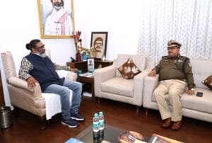 झारखंड सीएम हेमंत सोरेन से आईपीएस अधिकारी आर.के मलिक ने की शिष्टाचार मुलाकात। 10 IPS officer RK Malik had a courtesy meeting with Jharkhand CM Hemant Soren.