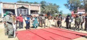 कोडरमा में दो गुटों के बीच विवाद, झड़प कई पुलिसकर्मी हुए घायल, देखें वीडियो 12 20250212 155030