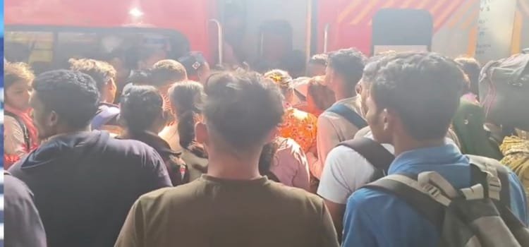कुंभ को लेकर रांची रेलवे स्टेशन में भारी भीड़ लोक परेशान हकलान : देखे वीडियो 4 20250217 152558