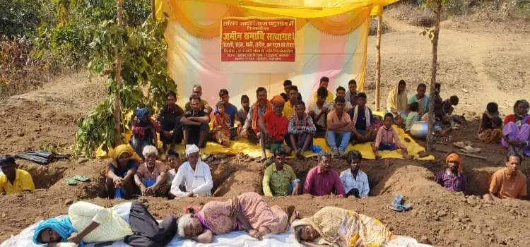 लातेहार चंदवा के सांसद आदर्श ग्राम में अन्नदाता किसानों की अनिश्चितकालीन जमीन समाधि सत्याग्रह शुरू 20250218_113030